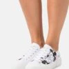 Anna Field DISNEY MICKEY MOUSE LOVE - Sneaker Low - White/black 2 Anna Field DISNEY MICKEY MOUSE LOVE - Sneaker Low - White/black -Anna Field c8b620a67a6b4db397013b17f98aa1ca